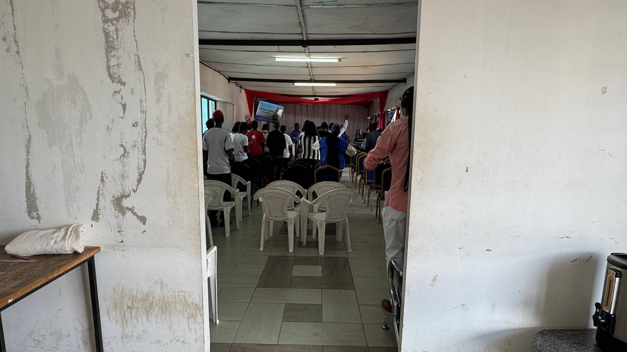 I eit anonymt lokale i Nairobi held kyrkjelyden til