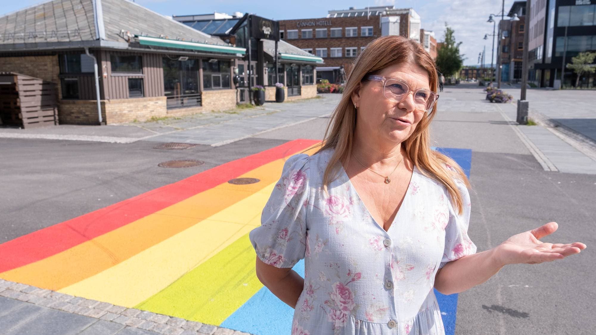 En kvinne som står ved siden av en malt vei