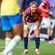 Fredrik Varfjell / NTB Fotballspiller i norsk landslagsdrakt står foroverbøyd på banen under en kamp. (Bildebeskrivelsen er laget av en KI-tjeneste)