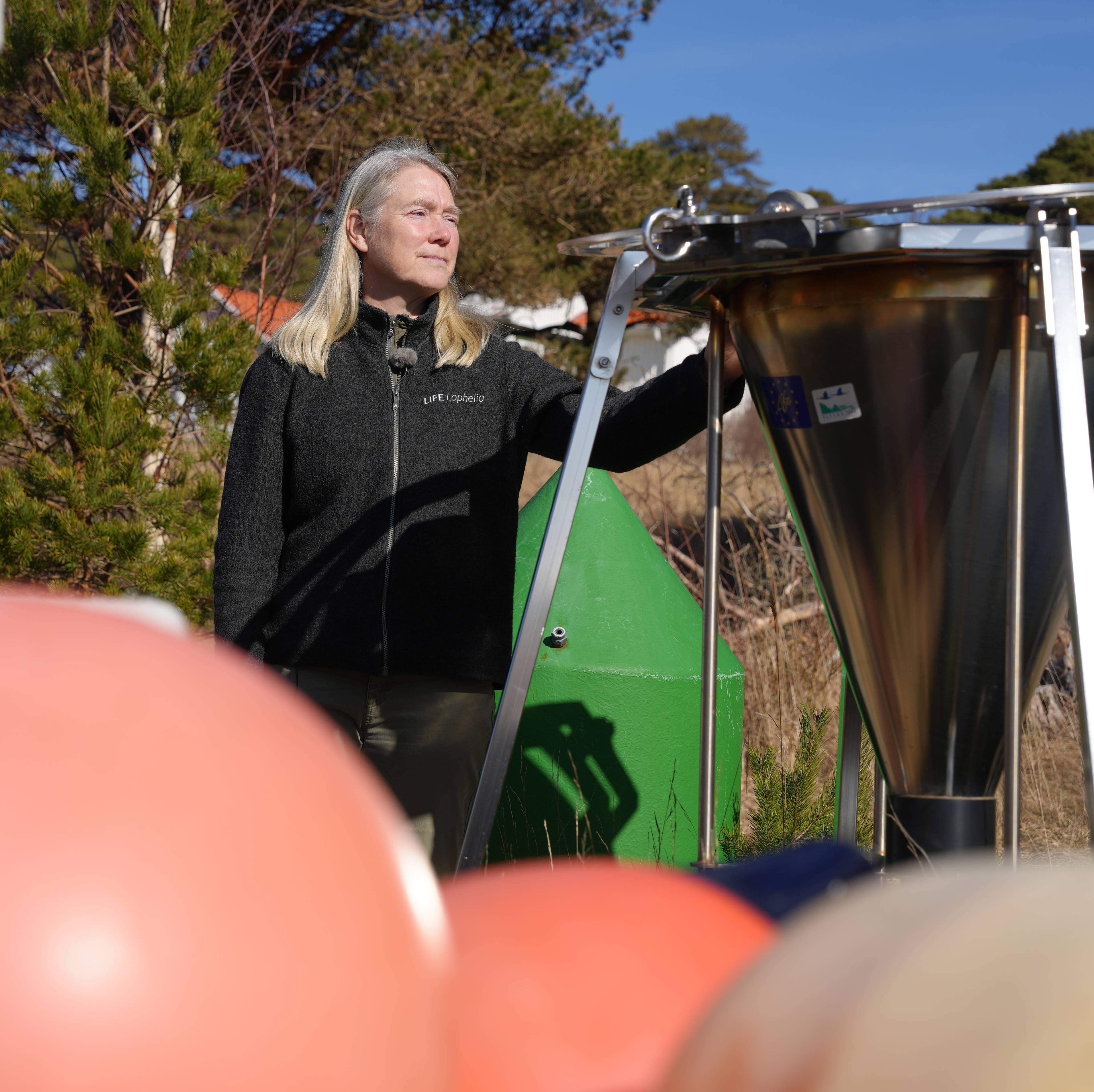 Forsker Ann Larsson viser frem en sedimentfelle.