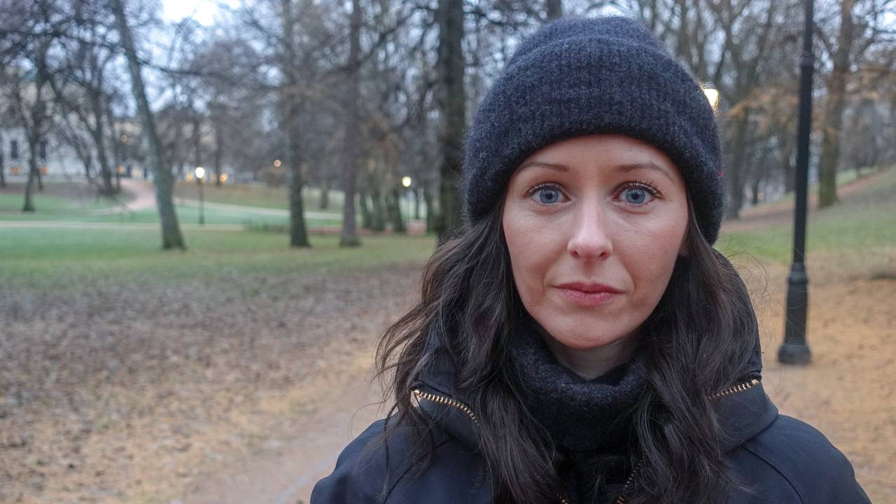 Mia Andresen ser i kameraet i Slottsparken