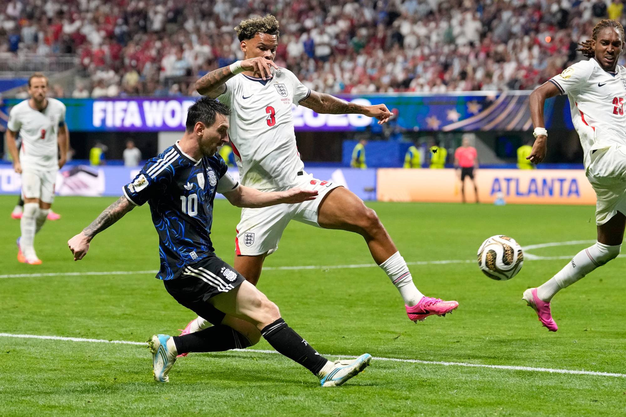 Lionel Messi i duell med en engelsk spiller under en fotballkamp. Manipulert bilde. (Bildebeskrivelsen er laget av en KI-tjeneste)
