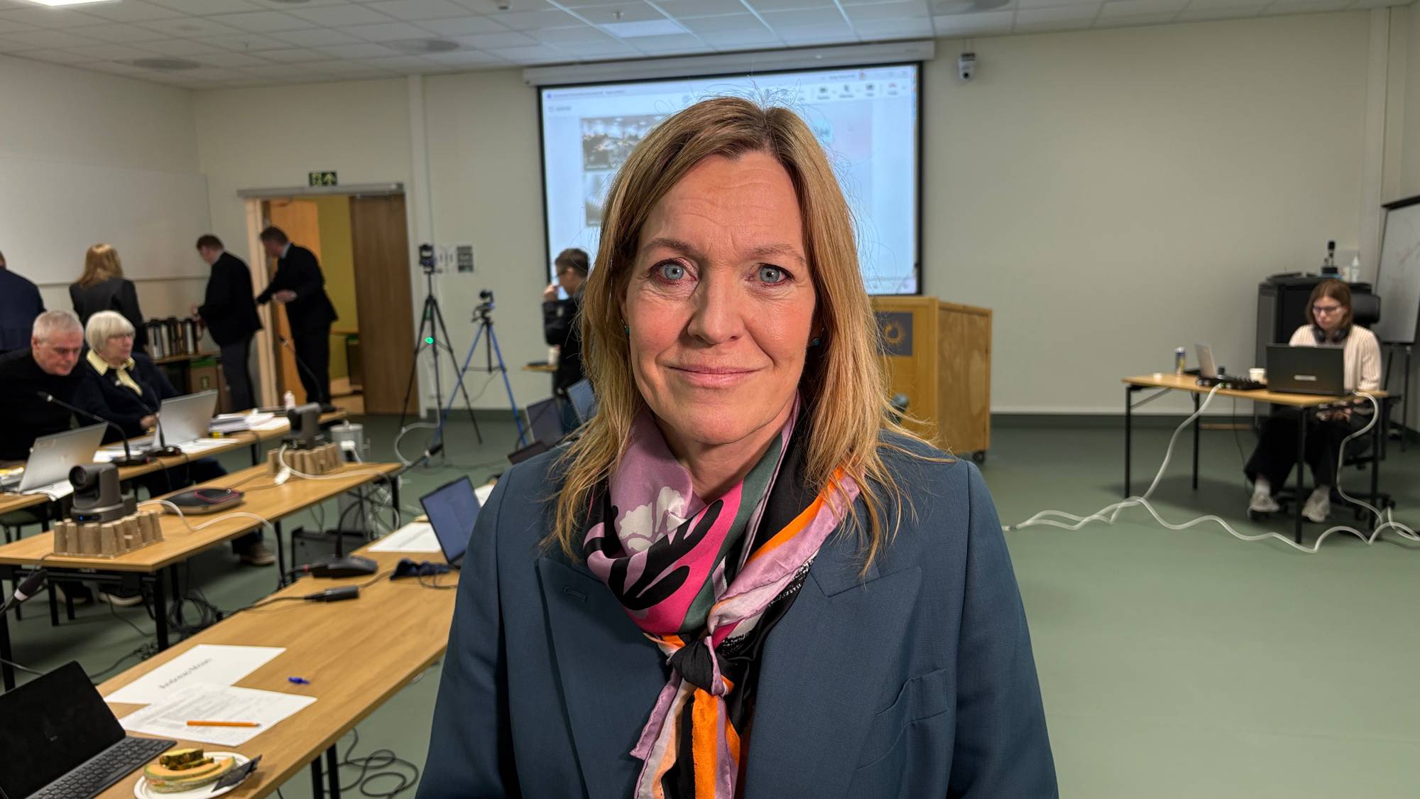 Trine Olsen, styreleder i Finnmarkssykehuset, fotografert i salen der styret hadde sitt møte 