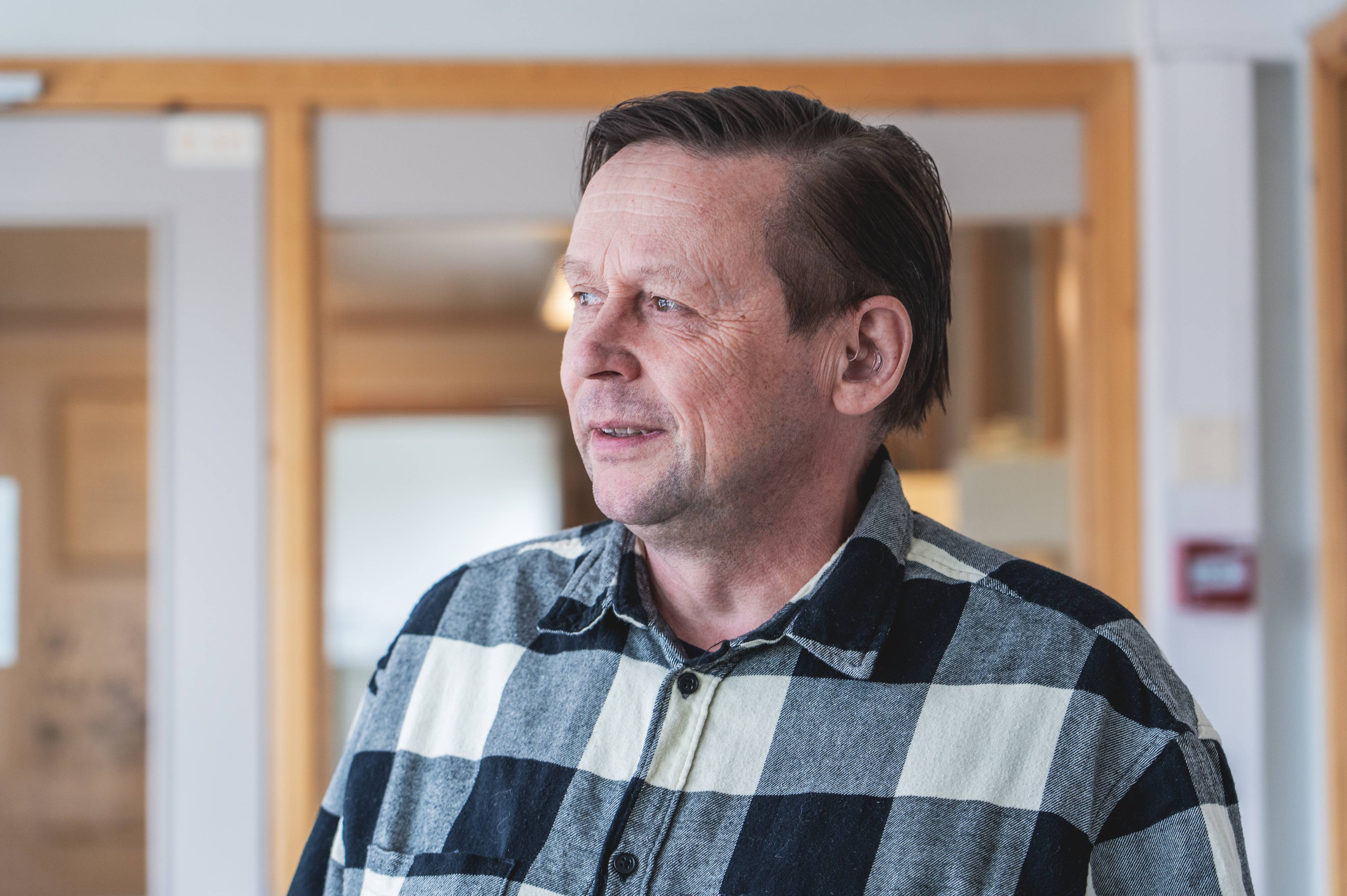 Ordfører i Kautokeino Anders S. Buljo står i korridoren