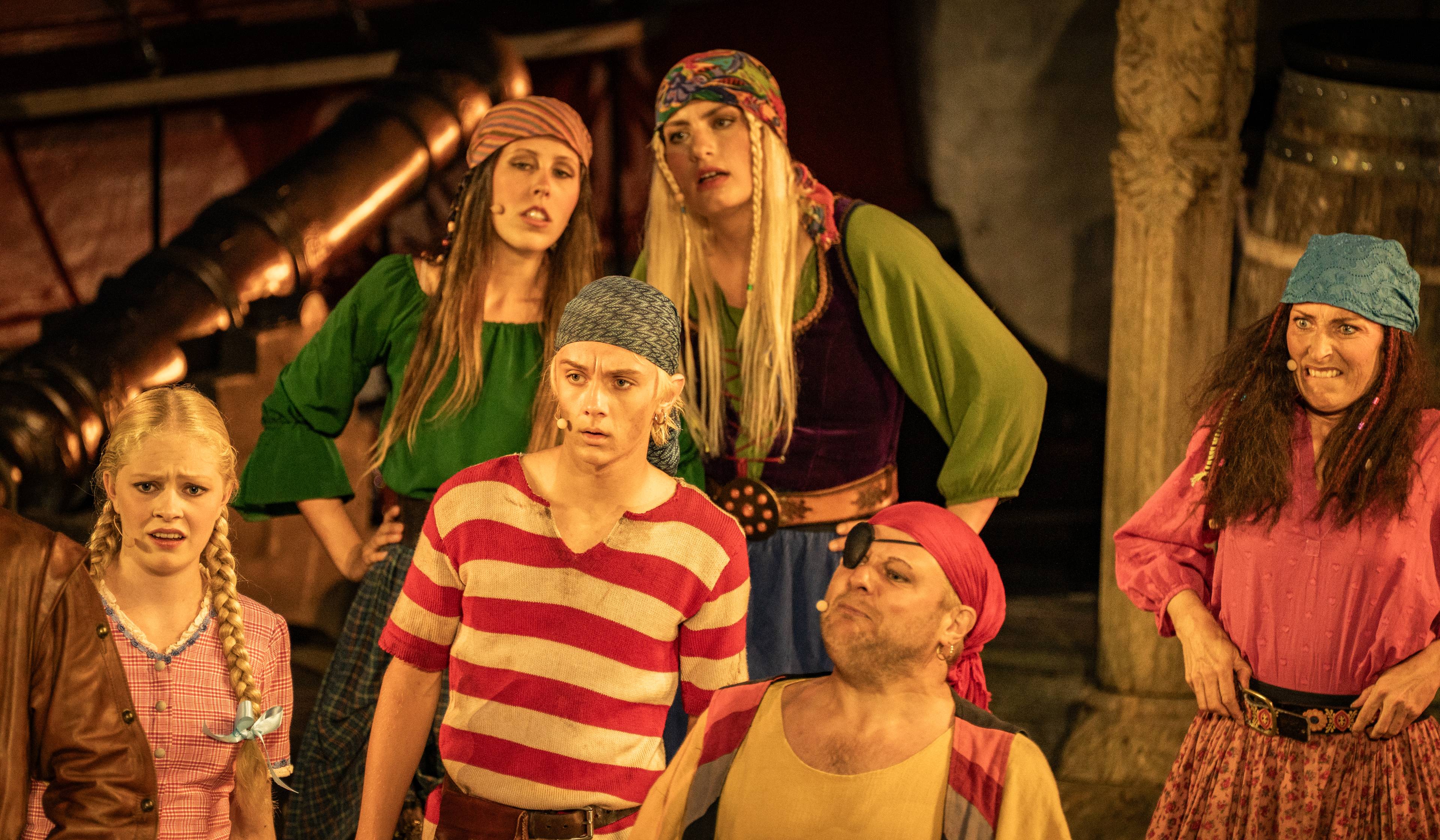 Skuespillere i piratkostymer opptrer på en teaterscene. (Bildebeskrivelsen er laget av en KI-tjeneste)
