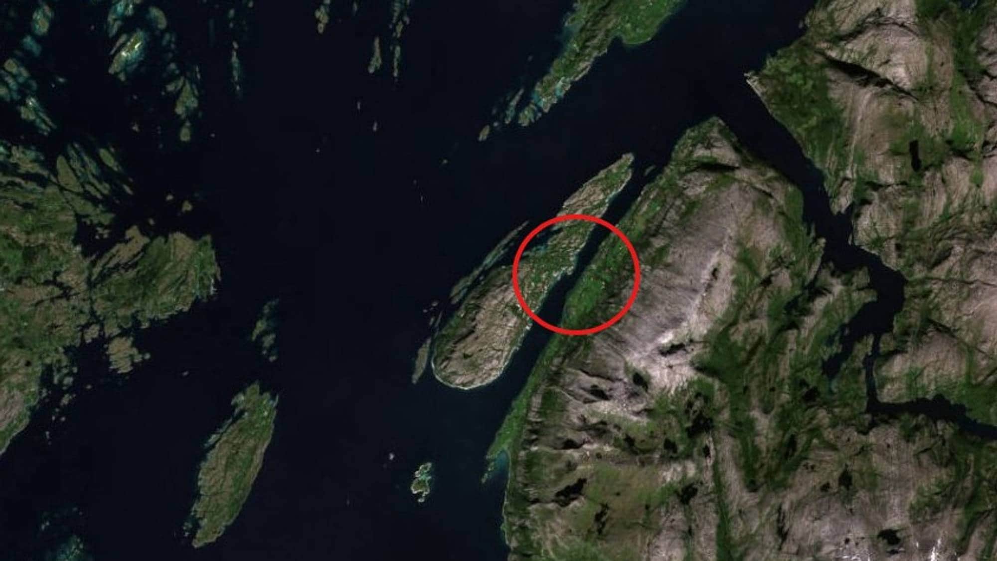 Kart og rød sirkel som viser hvor det kommer ny bru i Hamnøy i Vevelstad