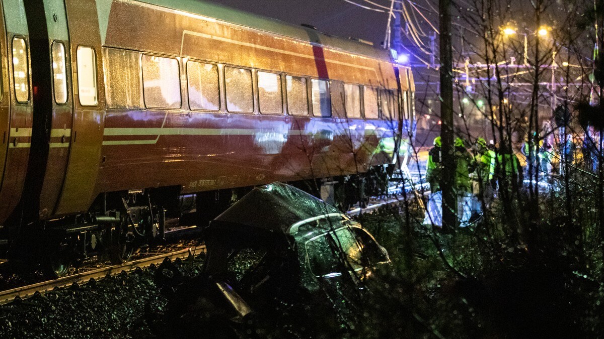 En person omkommet etter at bilen ble truffet av et tog på Bergensbanen