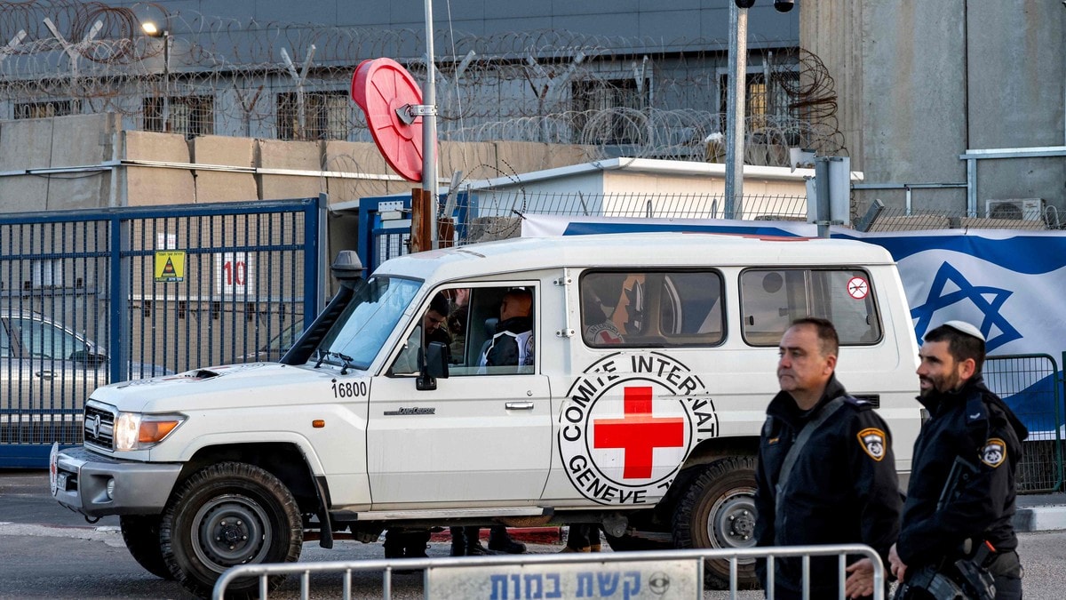 Røde Kors mottar palestinske fanger i Ofer-fengselet
