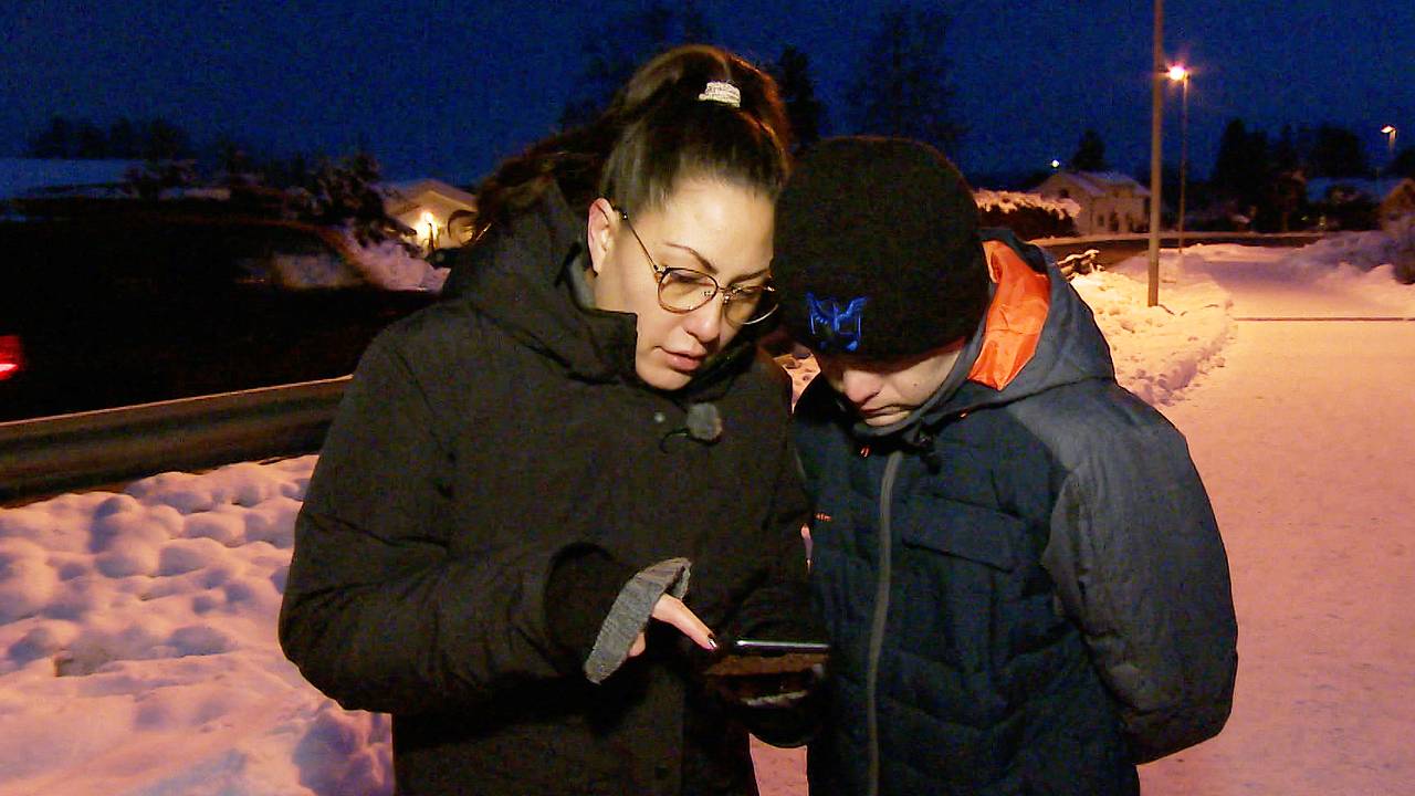 Yvonne Lauritzen Finanger viser et bilde av skredet i Gjerdrum til broren Jan Lauritzen som har Downs syndrom.