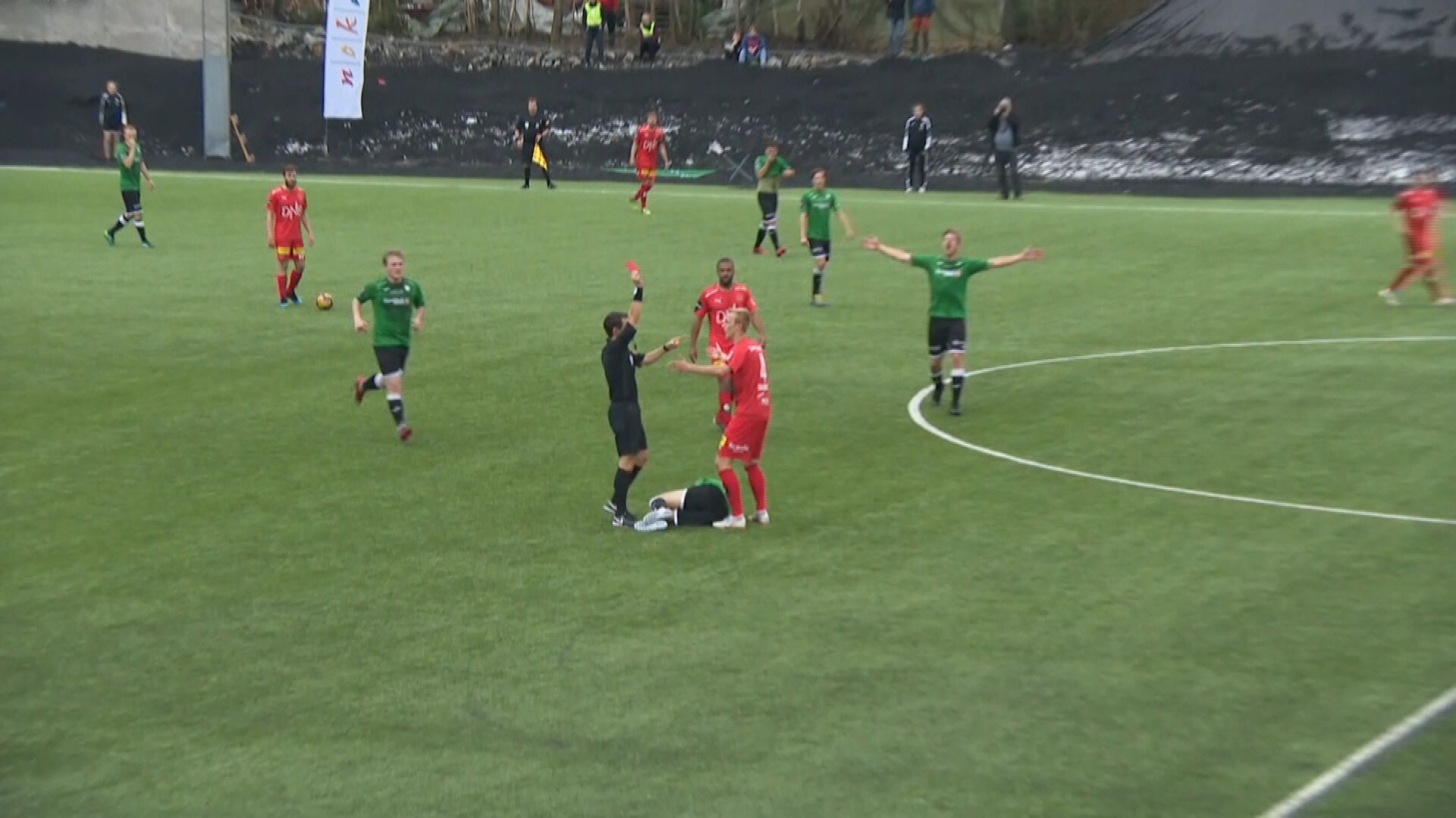 Her sparker Lillestrøm-spilleren ned en 3.-divisjonsspiller
