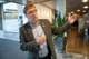 William Jobling / NRK En mann står i en moderne lobby og gestikulerer med hånden. Han har på seg en grå blazer og en lyseblå skjorte. Bakgrunnen viser planter og en uformell innredning. Det er naturlig lys som strømmer inn gjennom store vinduer.