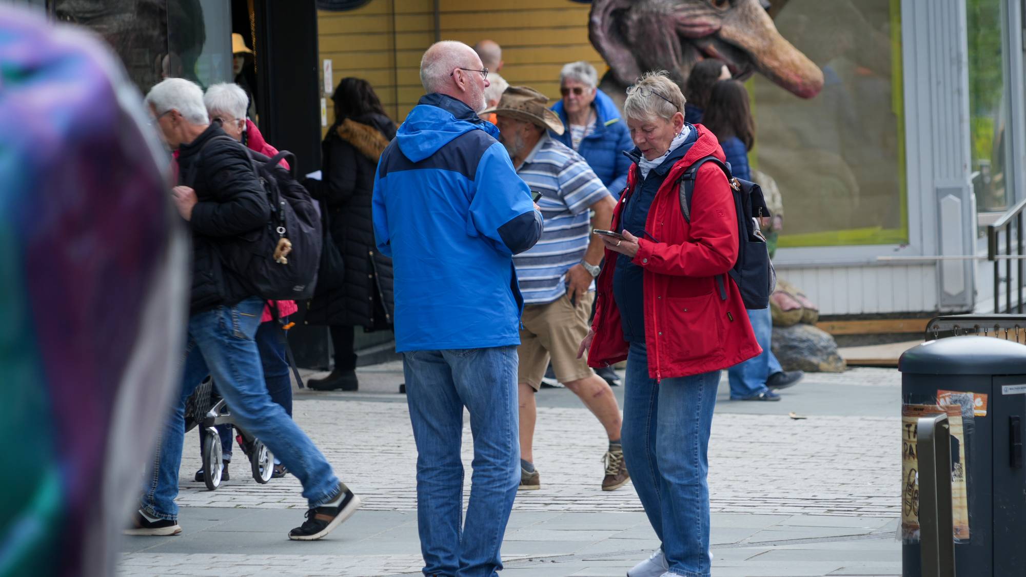 en gruppe mennesker som går (Bildebeskrivelsen er laget av en KI-tjeneste)