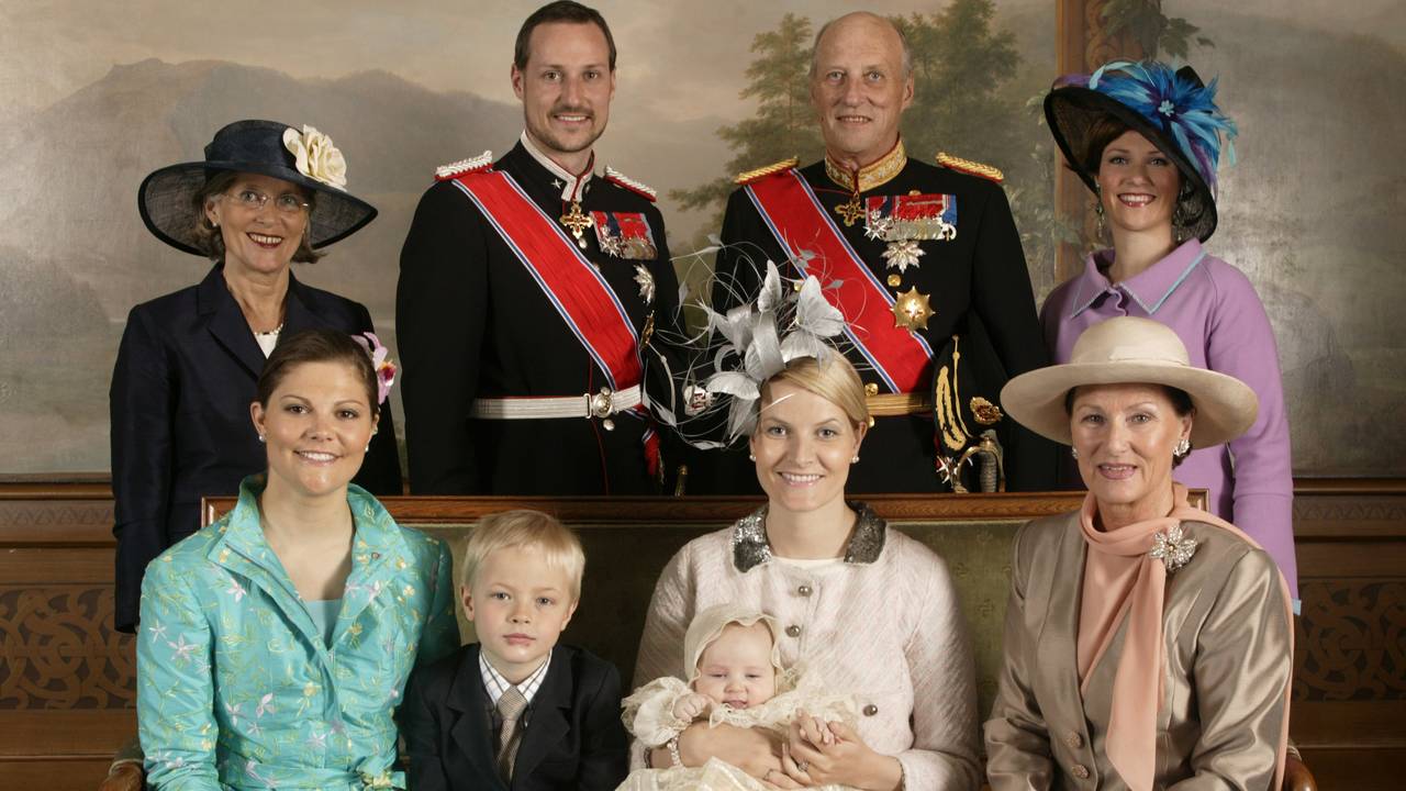 Bilde av familien og faddere sammen med dåpsbarnet da prinsesse Ingrid Alexandra ble døpt