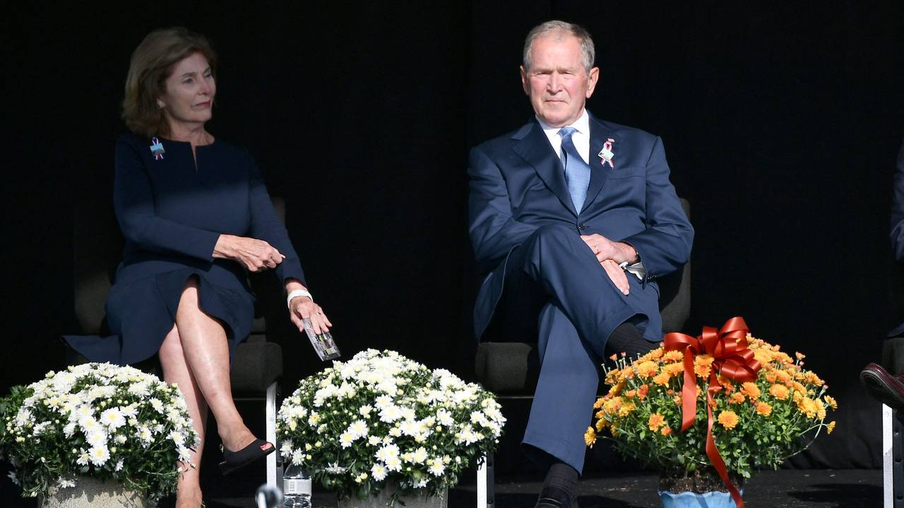 Tidligere president George W. Bush og Laura Bush p minnemarkering