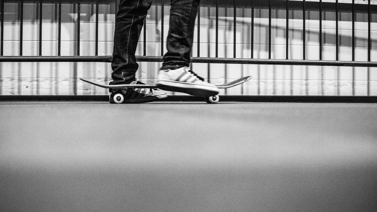 Føttene til Benjamin Andrésen, han skal til å tråkke opp på et skateboard.