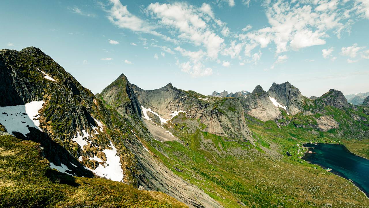 Spisse tinder over Kjerkfjorden med Helvetestind helt til venstre
