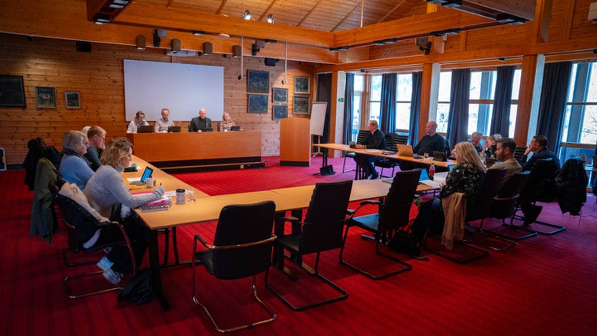 Skal evaluere møtetidspunkt for kommunestyret