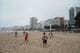 Håkon Benjaminsen / NRK Personer spiller sandvolleyball på en strand i Brasil. (Bildebeskrivelsen er laget av en KI-tjeneste)