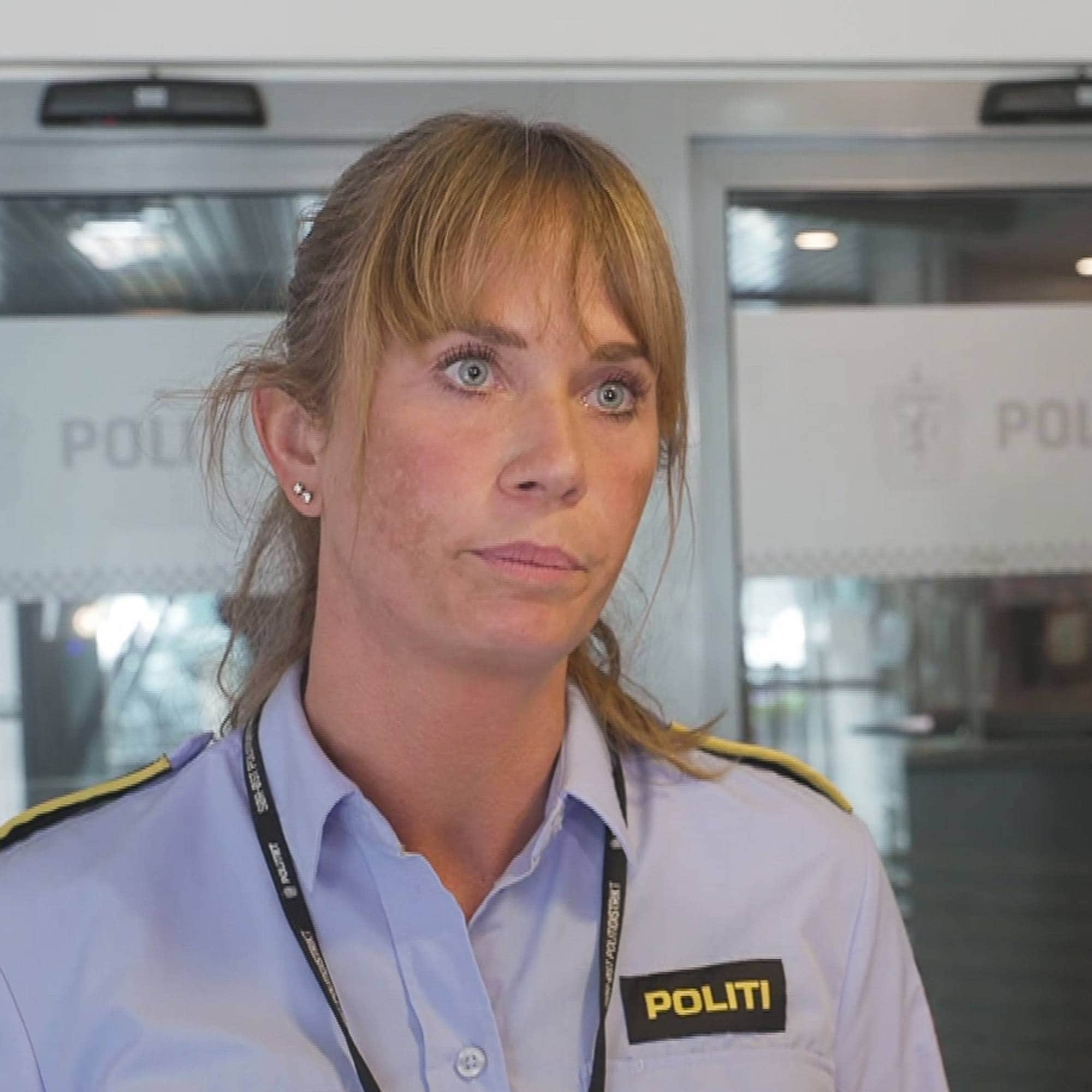 En kvinne i politiuniform