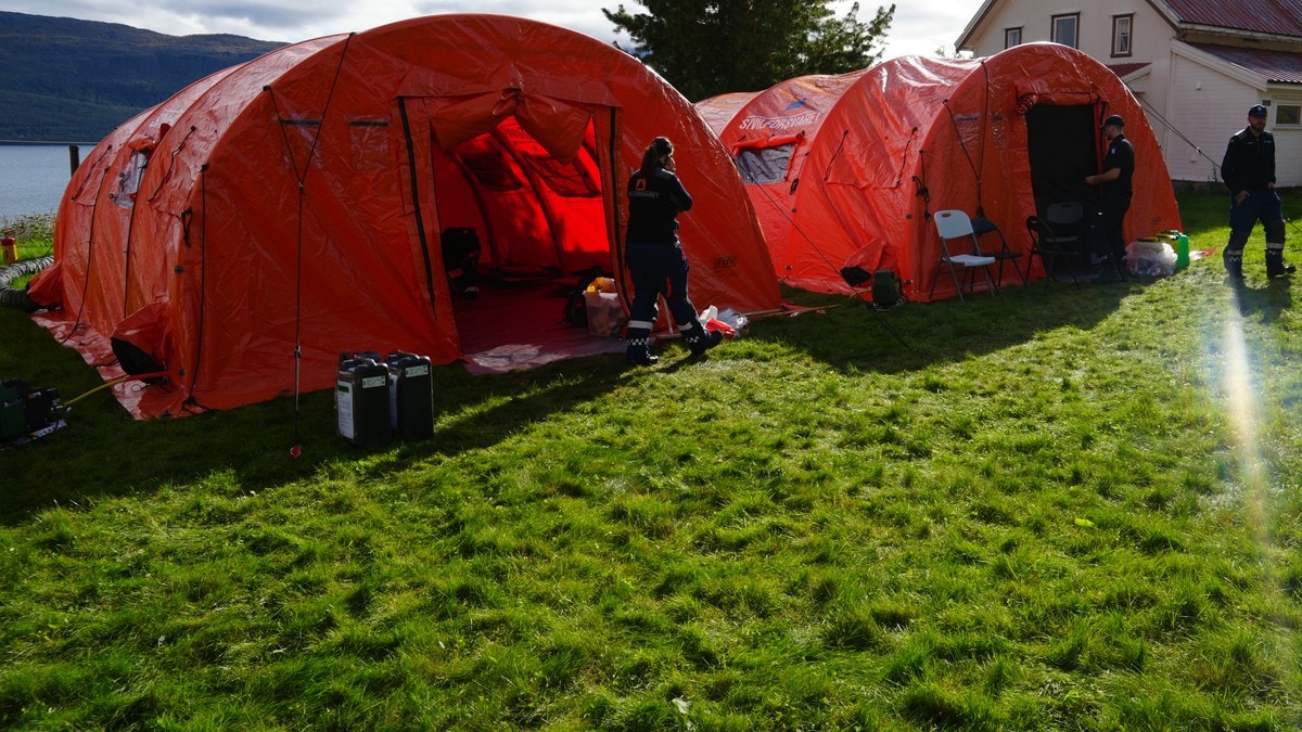 Politiaksjonen på Dyrøya på fjerde døgnet: Utvider sperringene mens de søker dialog