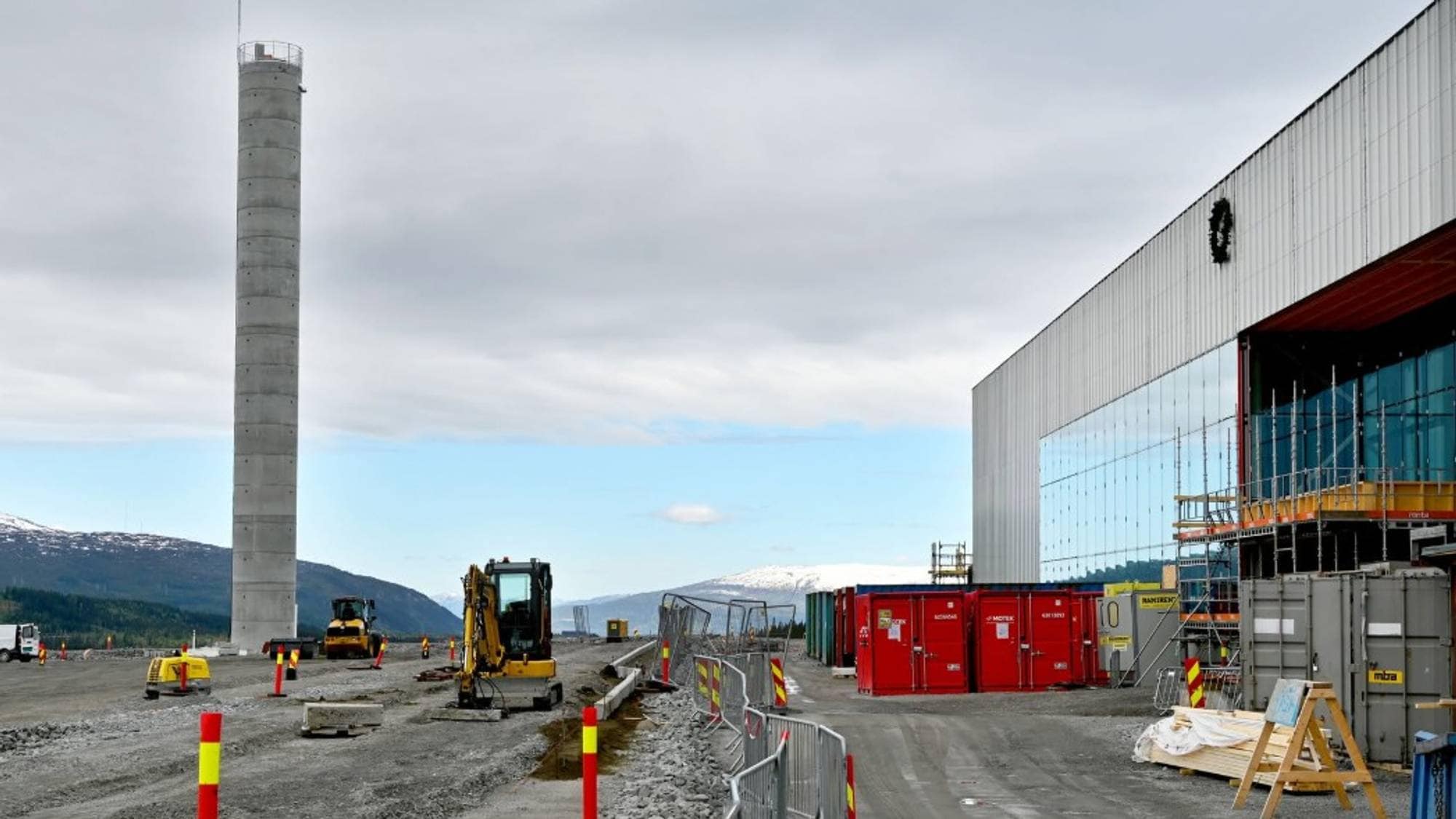 Skjevt tårn på flyplassen i Rana