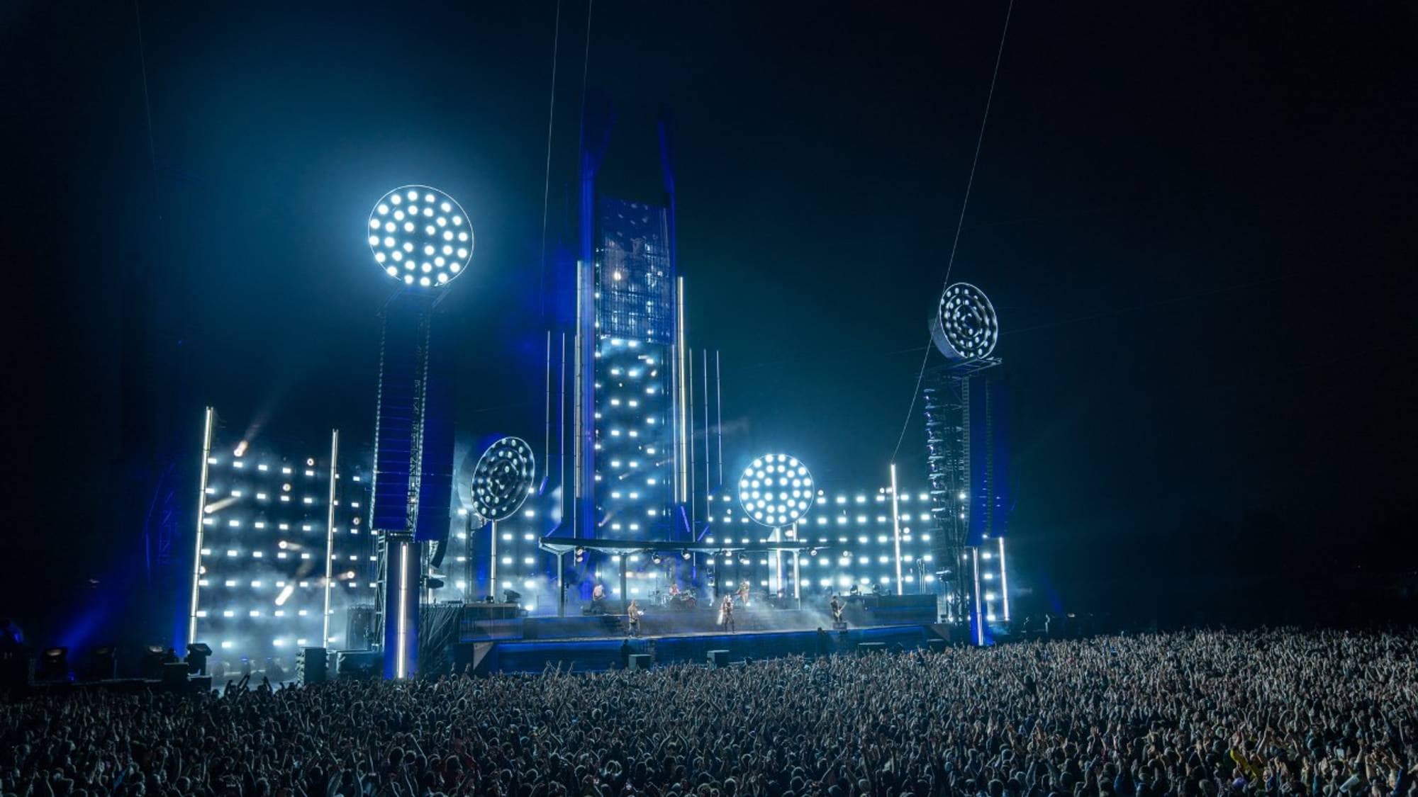 Folkehav foran scenen på Bjerke i Oslo