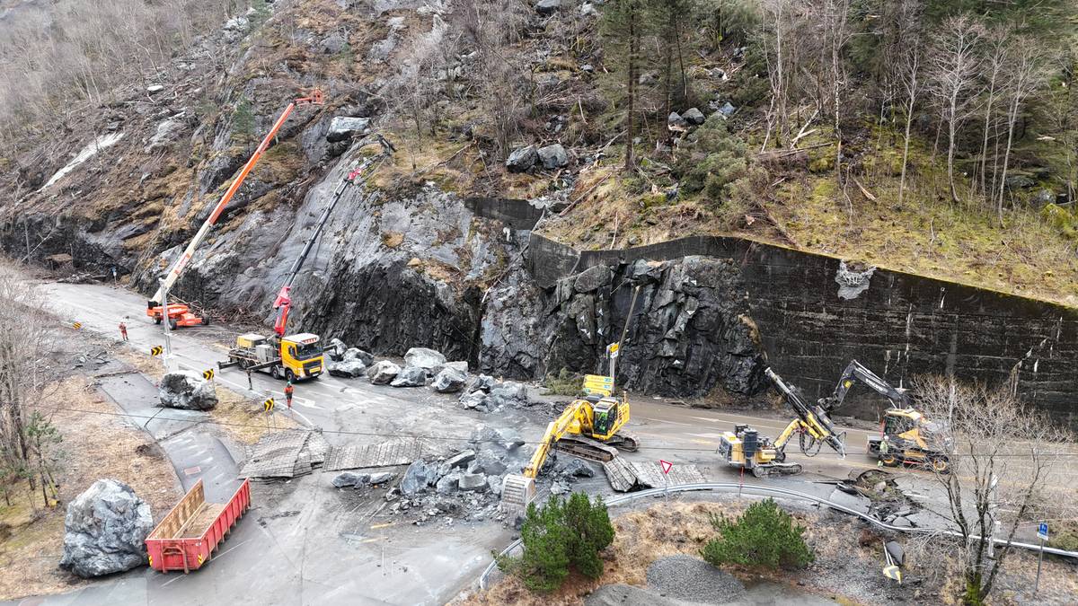 15 lastebilar måtte til for å fjerna éin stein etter dramatisk ras