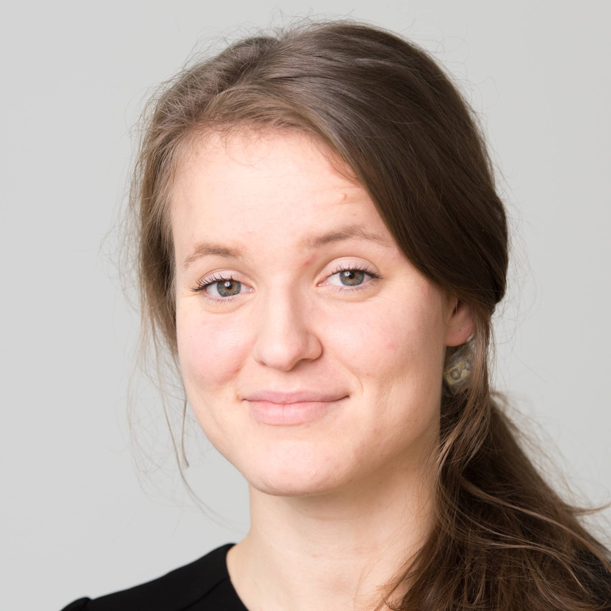En kvinne med langt hår (Bildebeskrivelsen er laget av en KI-tjeneste)