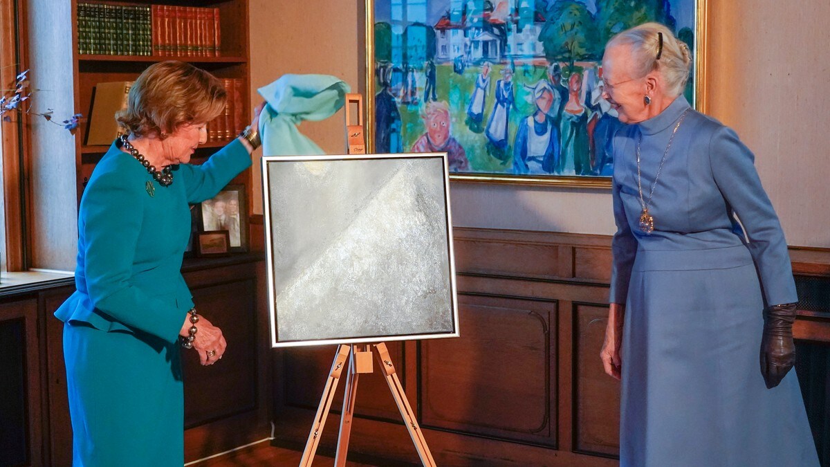 Dronning Sonja overrakte dronning Margrethe Nordens språkpris