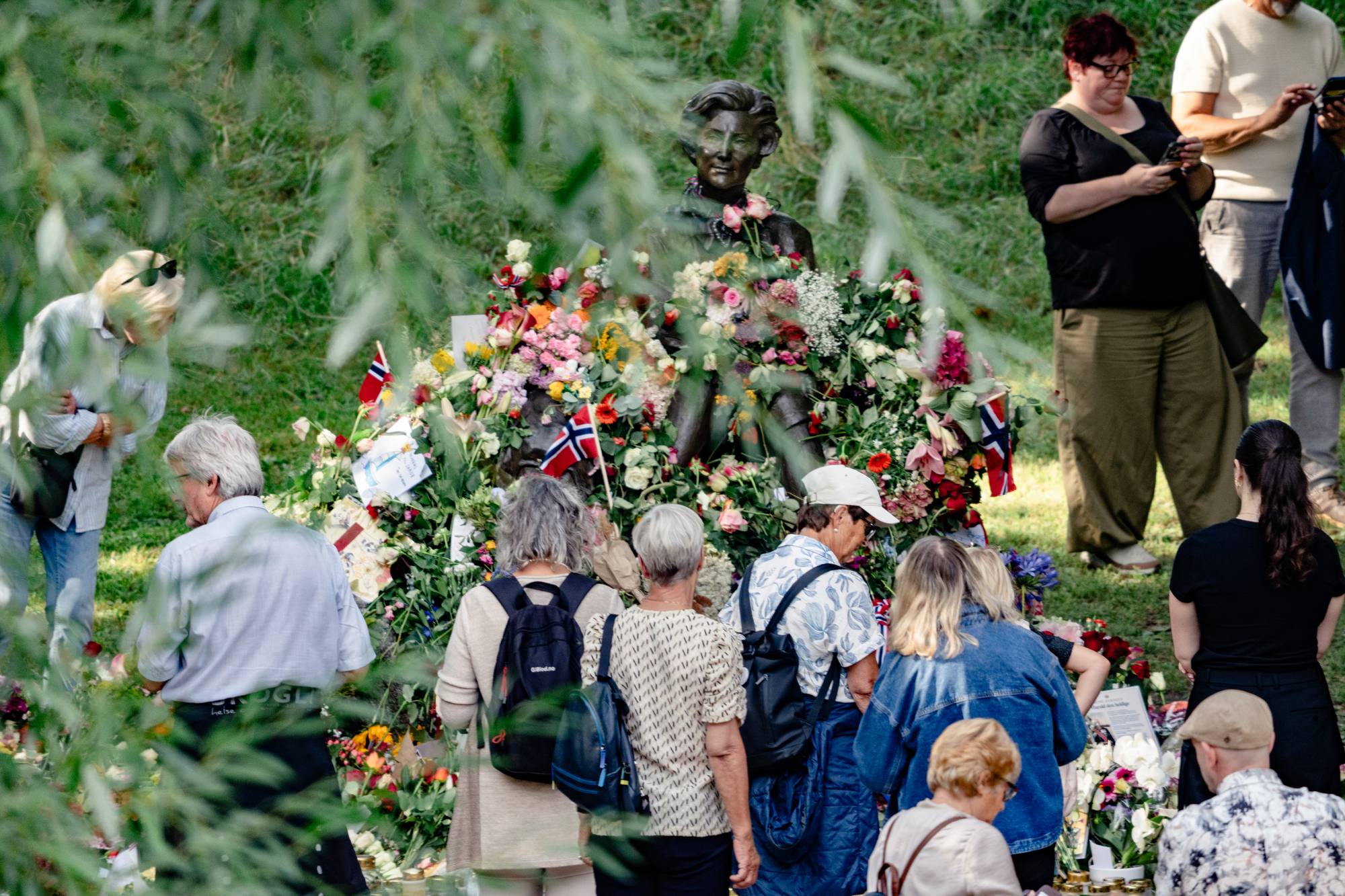 Diverse bilder fra da kongefamilien uventet kom ut på slottsplassen for å takke folket for støtten. 
