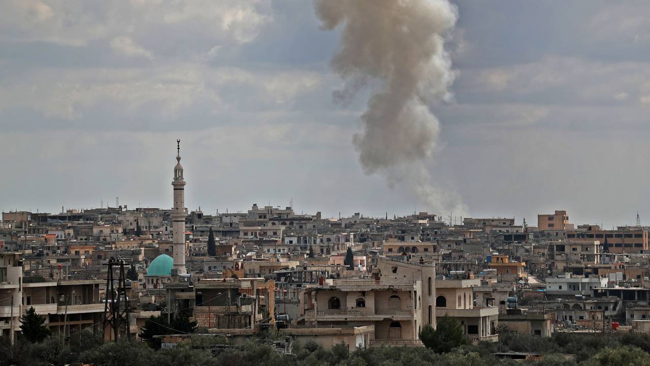 Al-bara-byen i Idlib-provinsen. Røyk stiger opp fra sentrum.