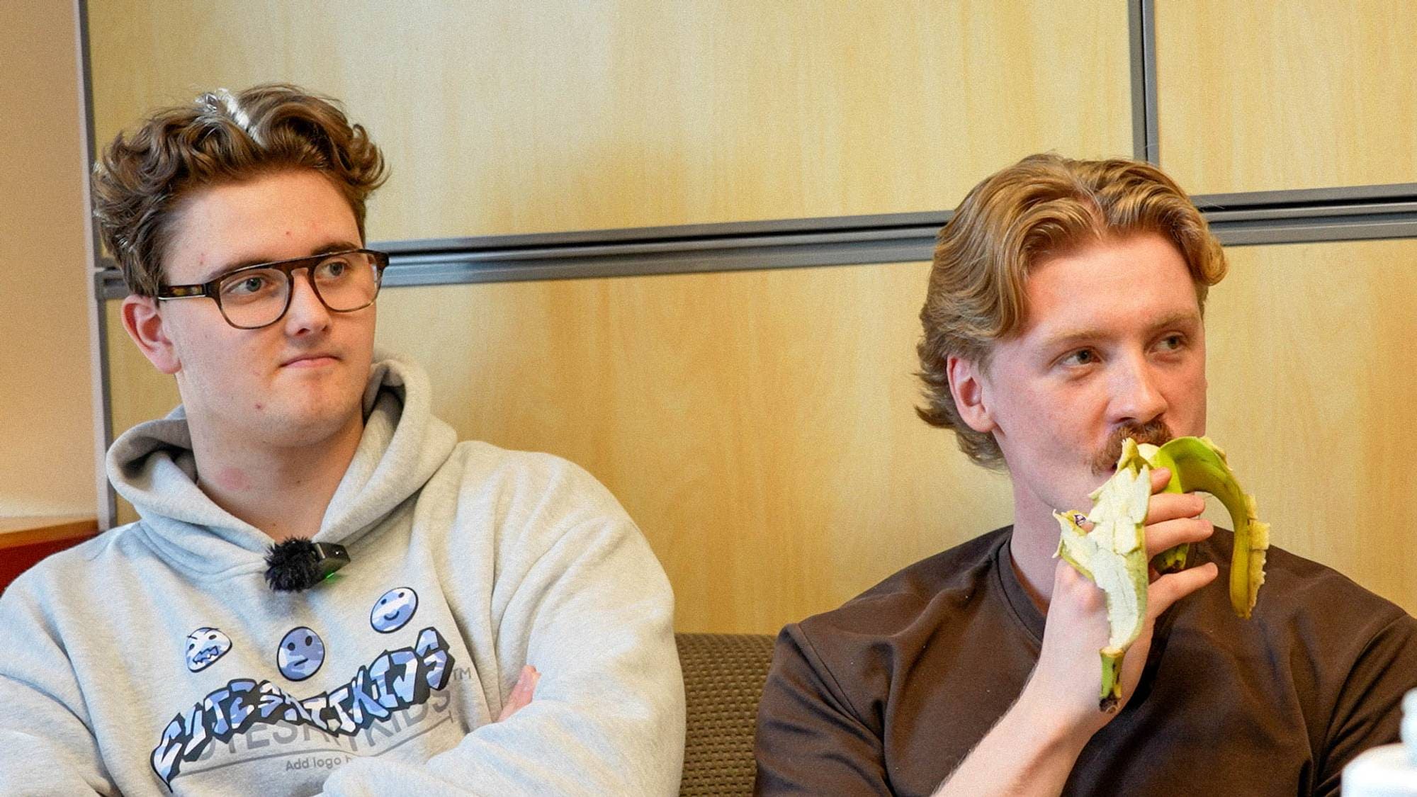 To gutter som prater om tørket frukt, og en banan. 