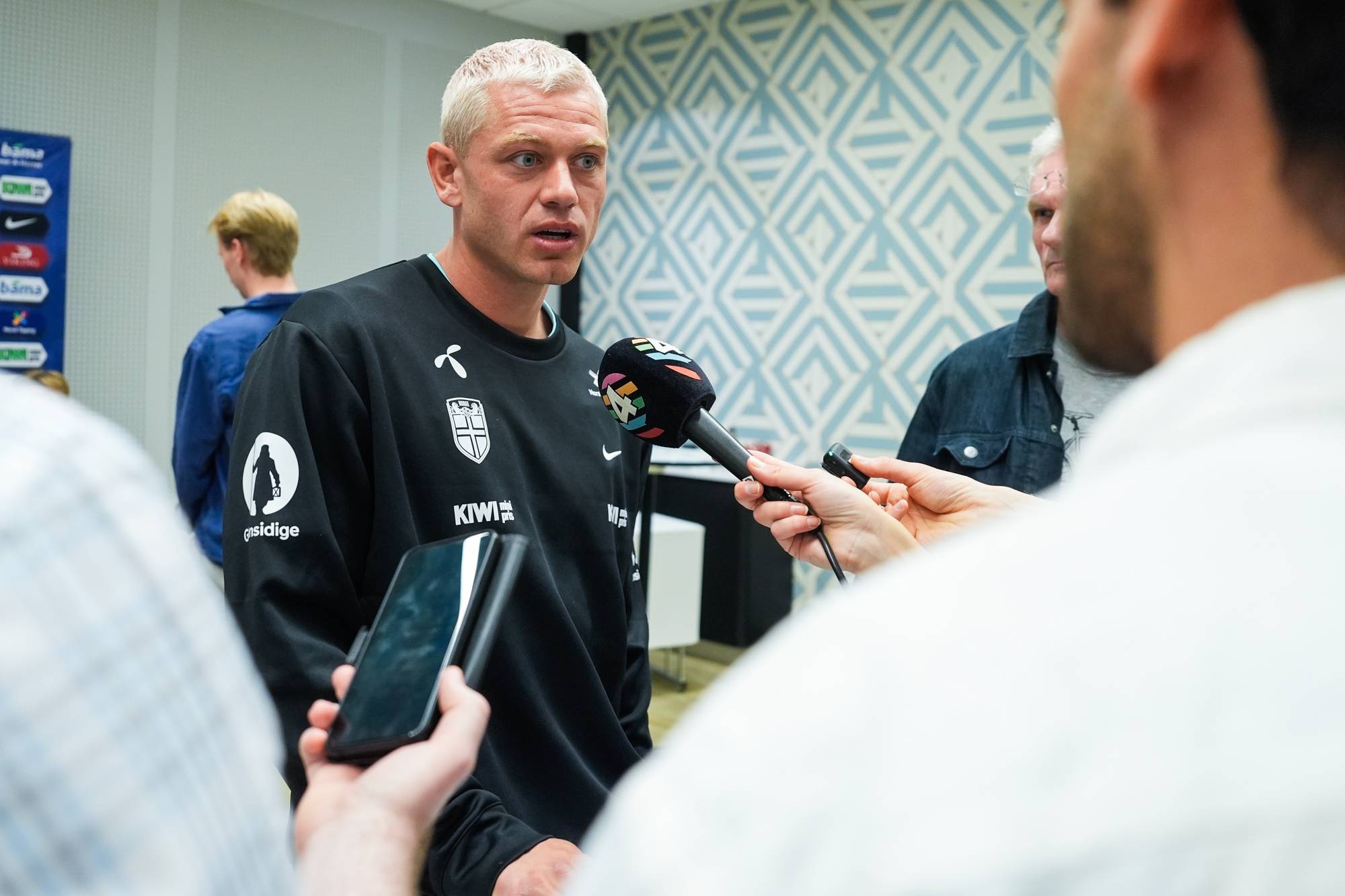 Julian Ryerson blir intervjuet