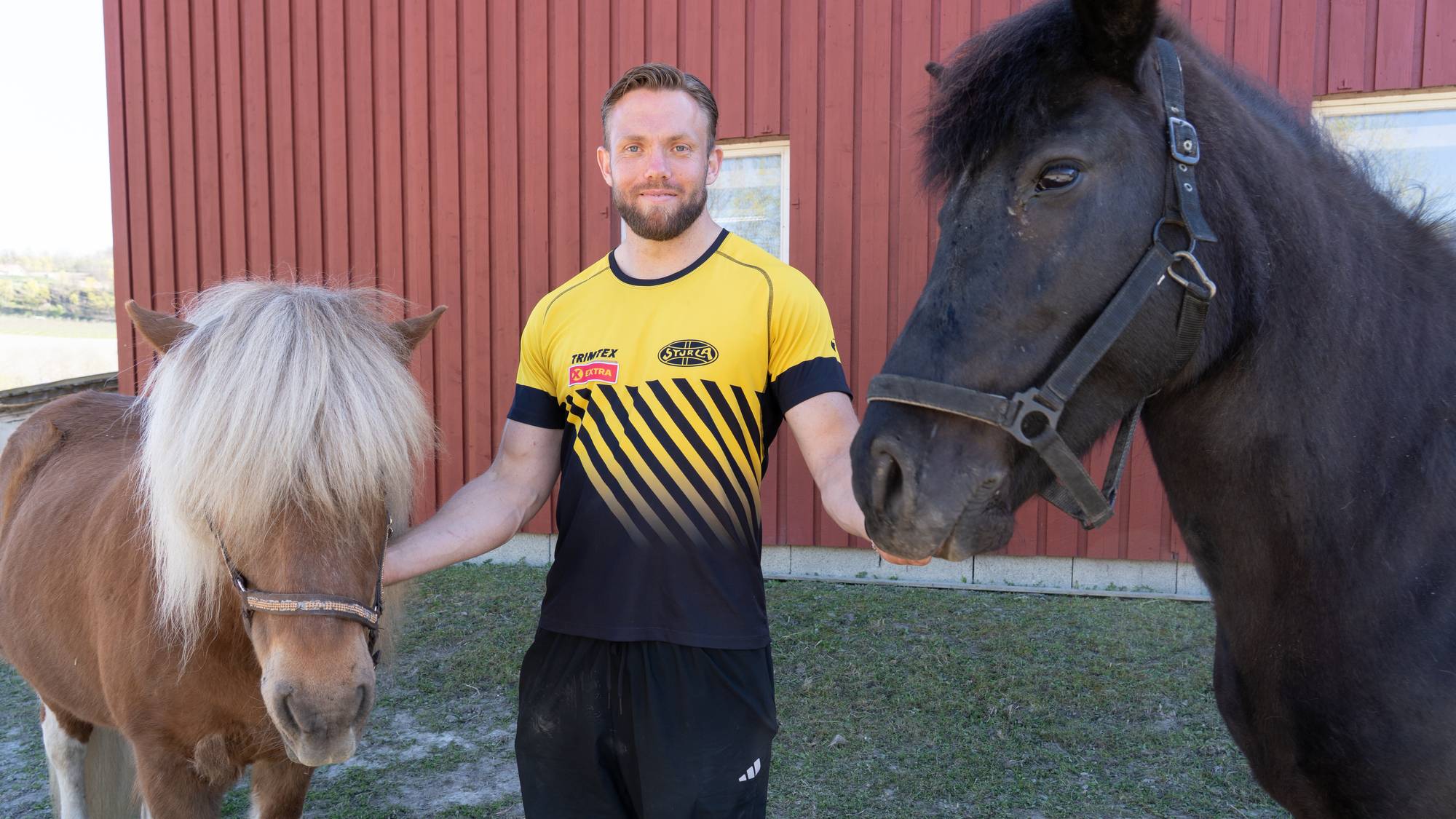 Ola Stunes Isene sammen med to hester på gården på Lier