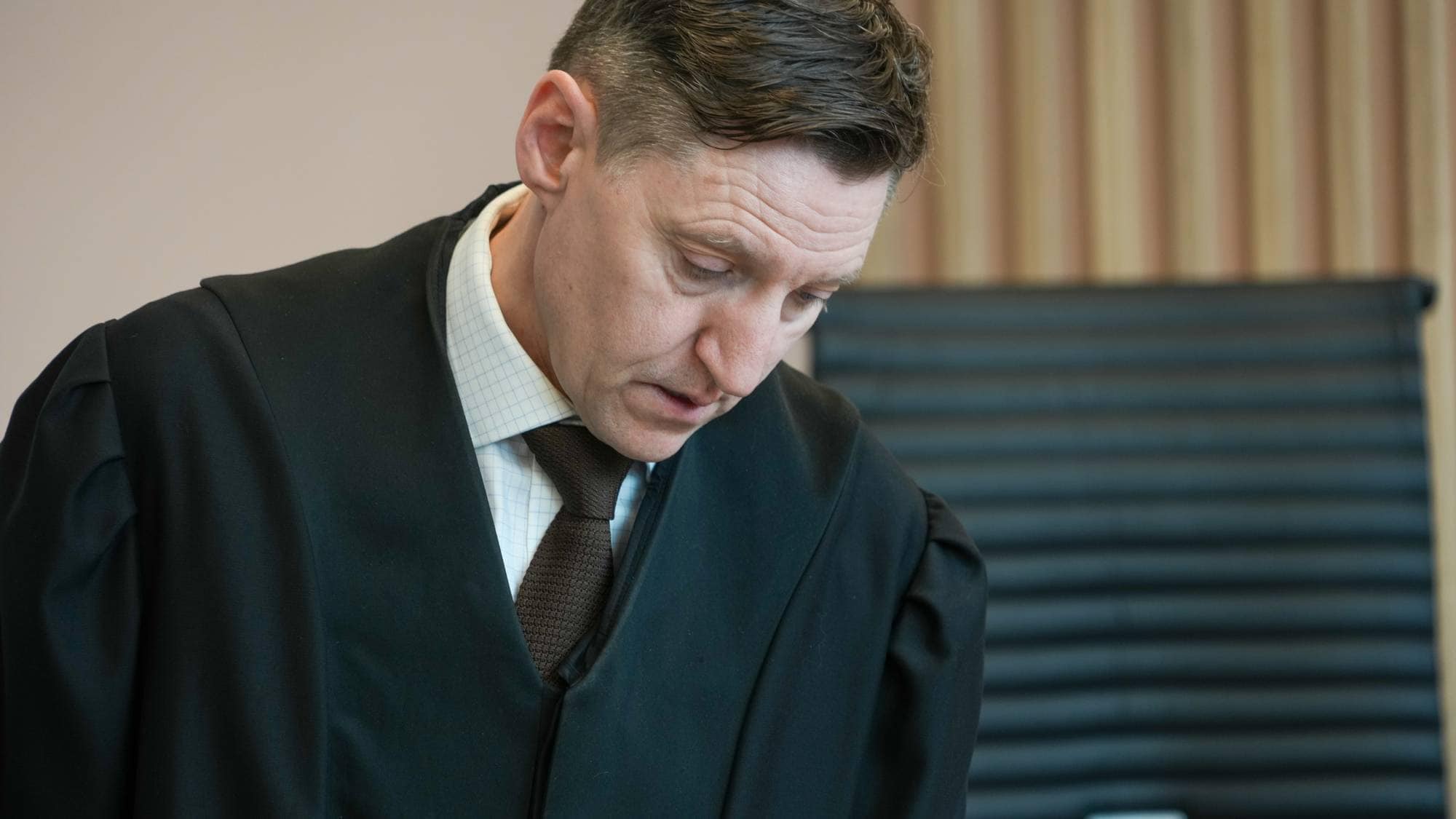 Statsadvokat Thor Erik Høiskar står i retten. Han har på seg kappe. 