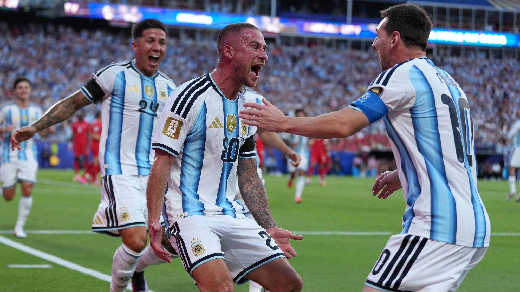 Spillere fra Argentina jubler etter en scoring på en fotballstadion. (Bildebeskrivelsen er laget av en KI-tjeneste)