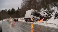 GLATT VEGBANE: Det blir vanskelege køyreforhold på grunn av regn som frys på bakken. Dette er eit illustrasjonsbilete. 