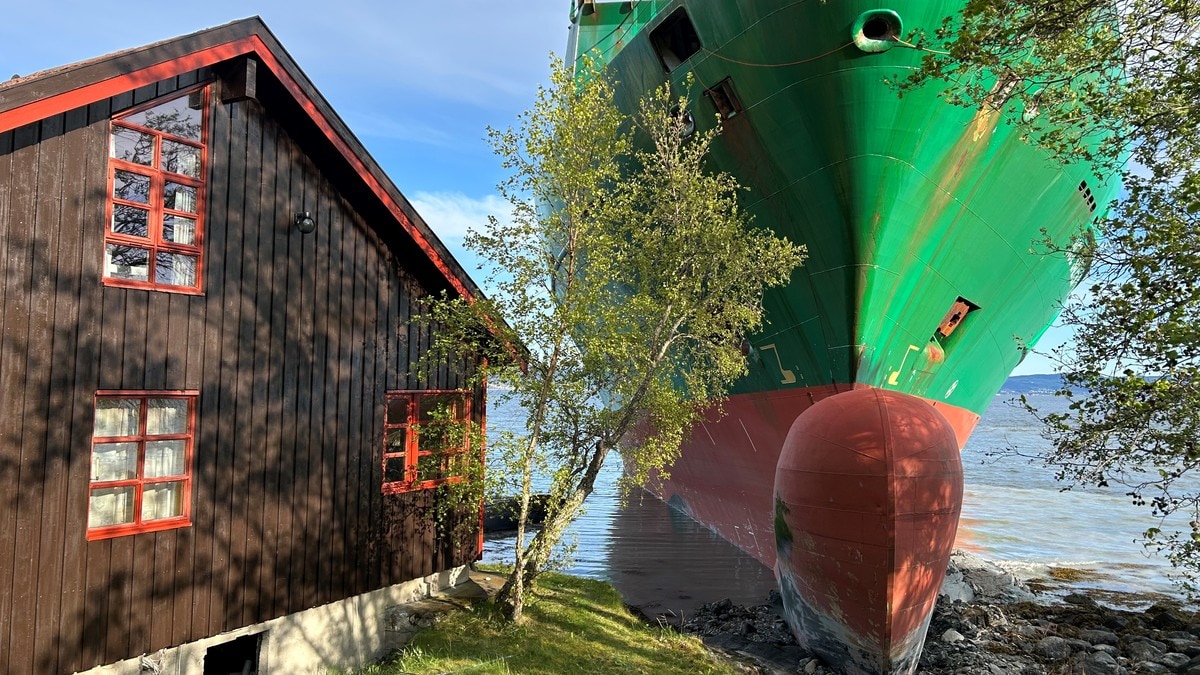 Skip på land i Trondheimsfjorden – 16 personer om bord