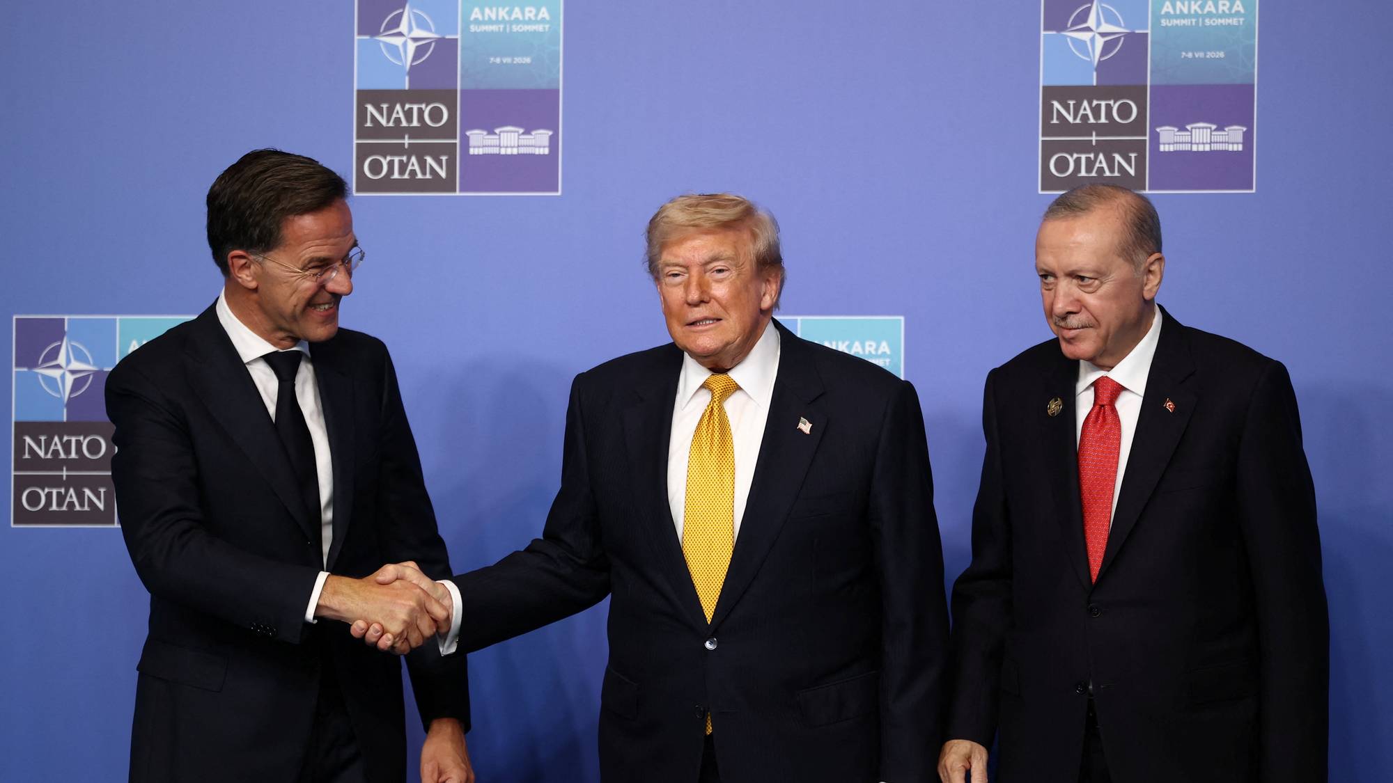 Mark Rutte, Donald Trump og Recep Tayyip Erdogan foran en bakgrunn med NATO-logoer. 