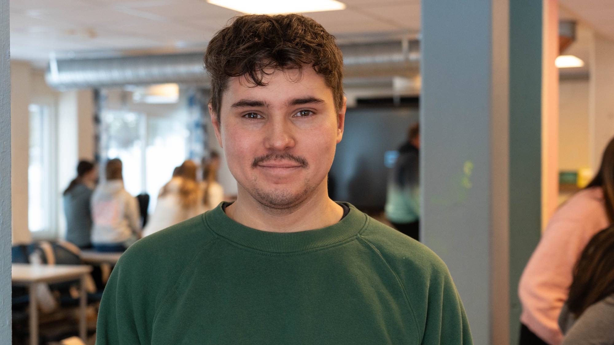 Mathis Eira, reindriftssame og foredragsholder i prosjektet Reindriftsambassadører i skolen, på Sandfallet ungdomsskole i Alta.