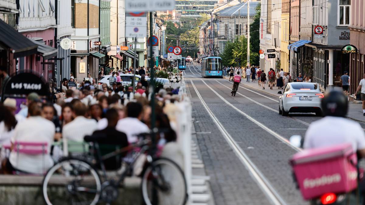 Vil at Noreg skal følgje Sverige – krev forbod mot røyking på ute­serveringar