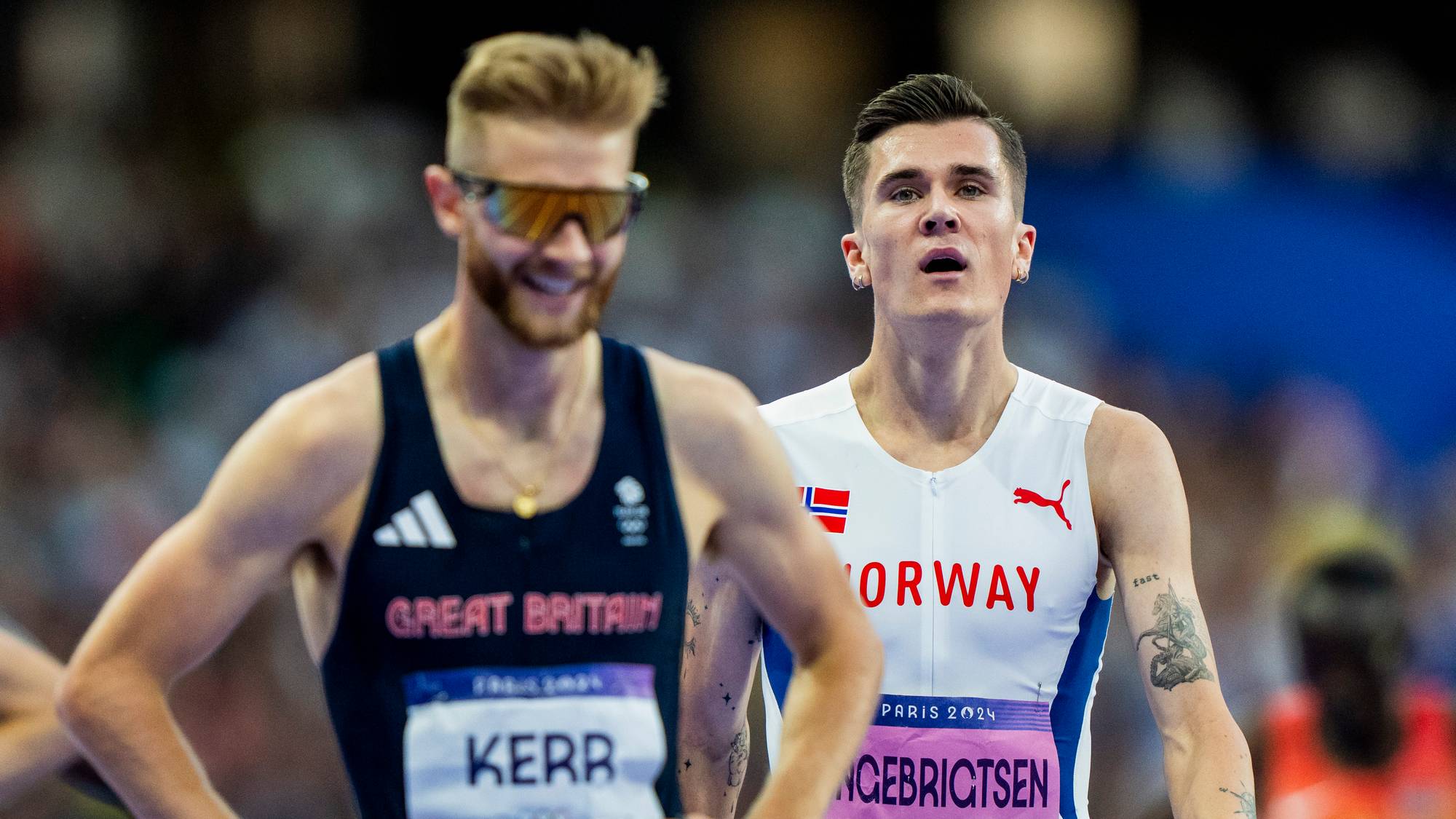 Josh Kerr og Jakob Ingebrigtsen på løpebanen under OL i Paris 2024. (Bildebeskrivelsen er laget av en KI-tjeneste)