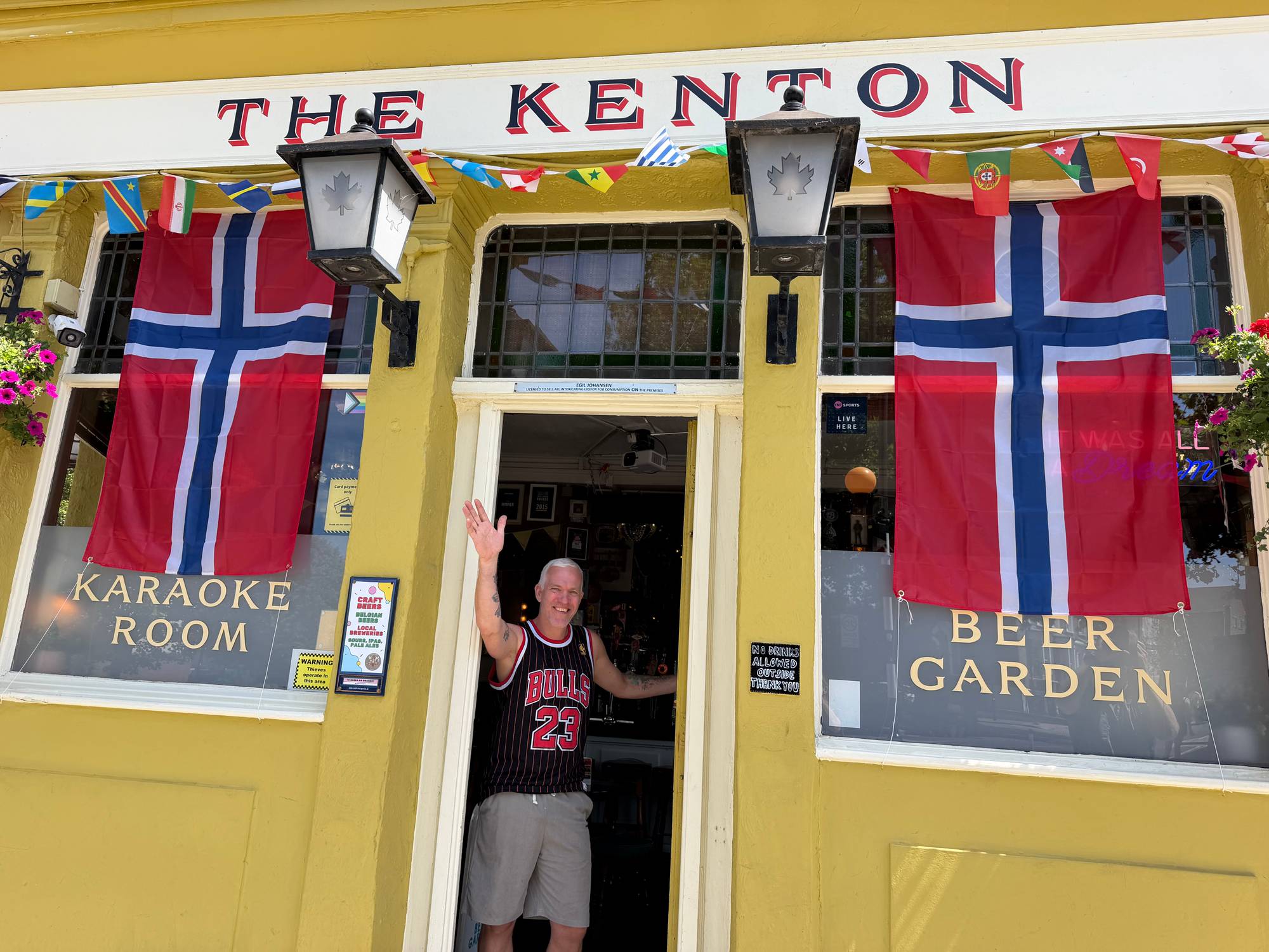 En mann avbildet i en pub i London som heter The Kenton.