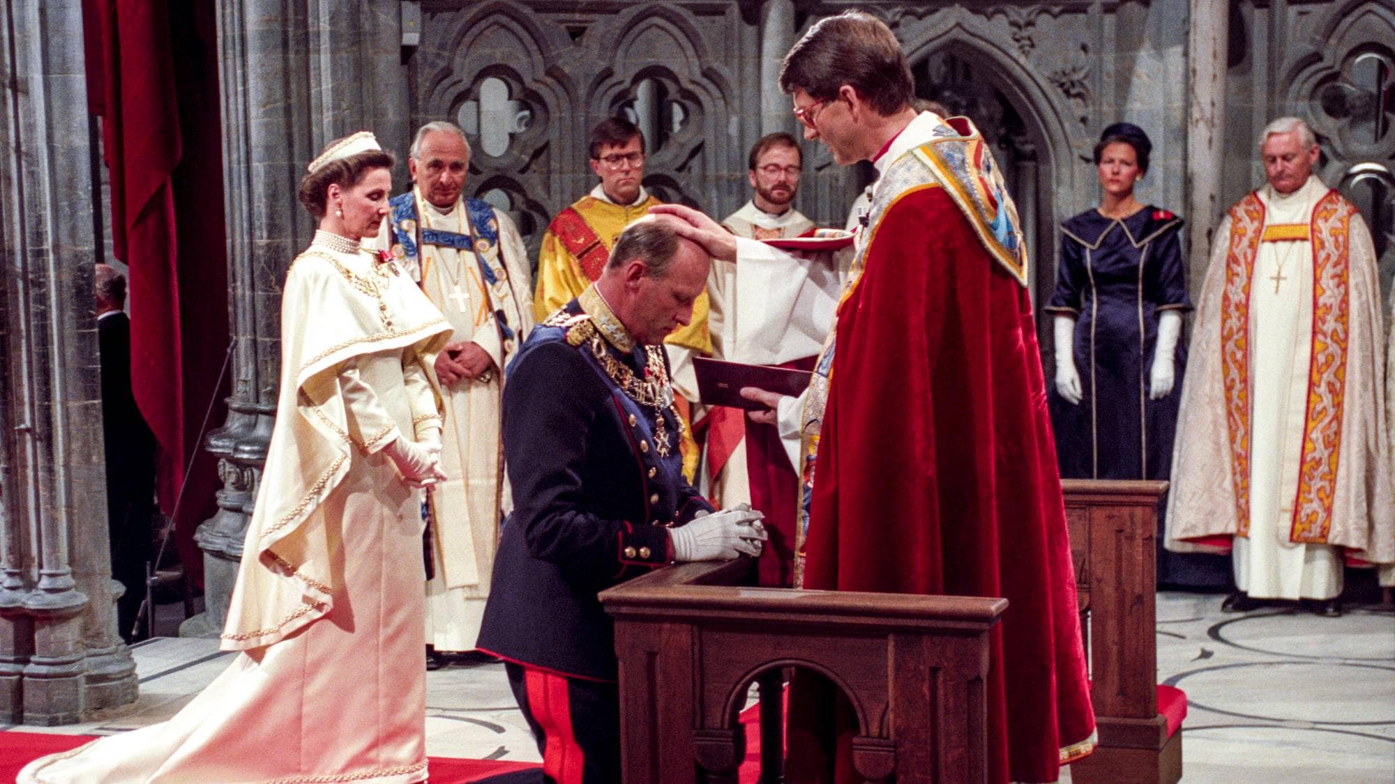 Trondheim, NORGE/NORWAY 19910623. 
TRONDHEIM 19910623: Signingsferden og signingen av kong Harald V : Som sin far valgte kong Harald og la seg signe til kongegjerningen. Sammen med dronning Sonja ble han signet i Nidaros Domkirke søndag 23 juni 1991 av biskop Finn Wagle. 
Foto: Bjørn Sigurdsøn / NTB