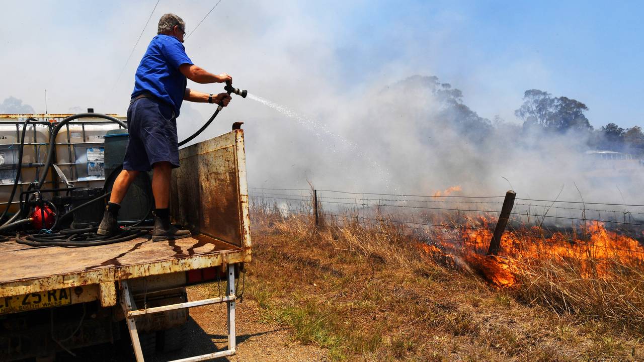 Brian Acheson har gjort om lastebilen sin til en brannbil for å bekjempe flammene nordvest for Sydney torsdag i denne uken.