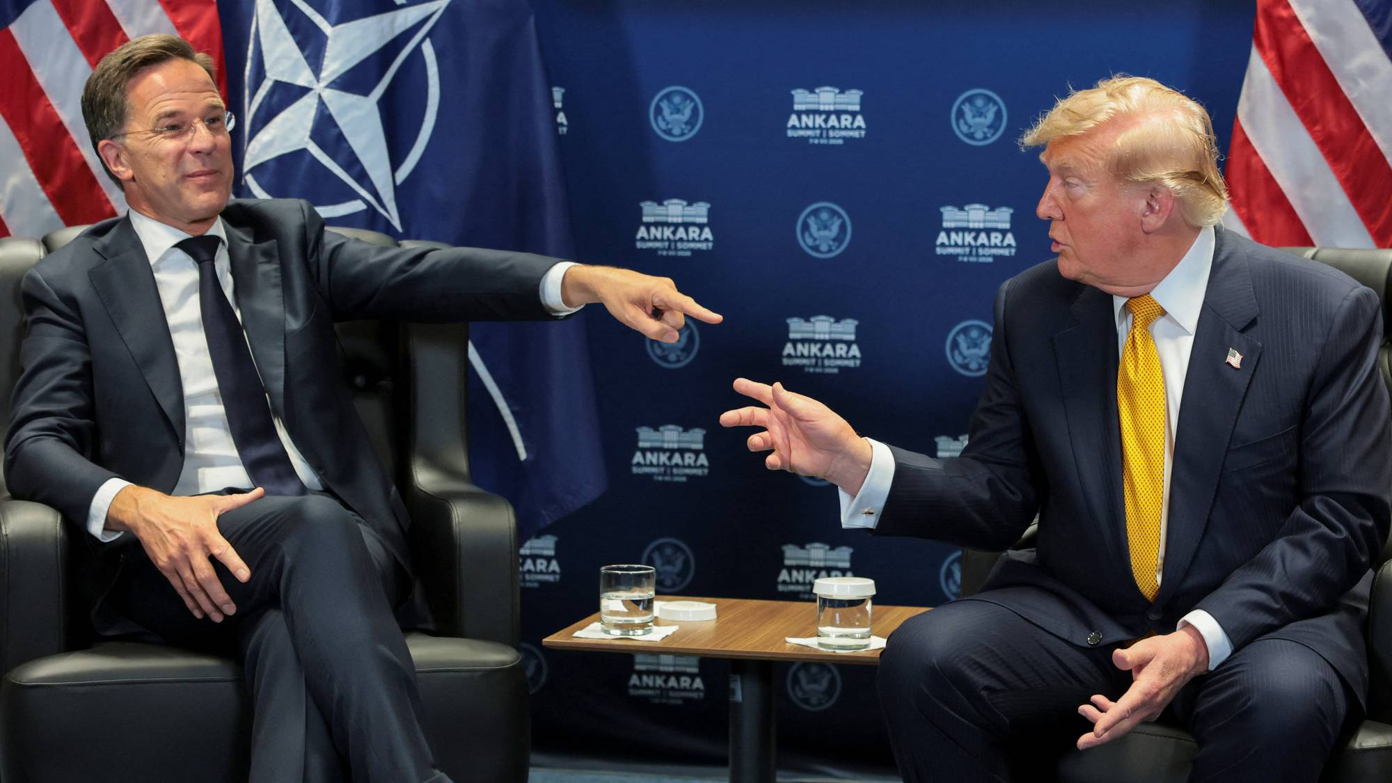 Natos generalsekretær Mark Rutte og USAs president Donald Trump under morgenmøtet med pressen. Rutte gjorde sitt beste for å forklare Trump at de europeiske allierte har imøtekommet Trumps krav om å bruke mer på forsvar. Trump er ikke veldig interessert i å høre om tall. Han vil ha bevis på at europeerne støtter USA i Iran.