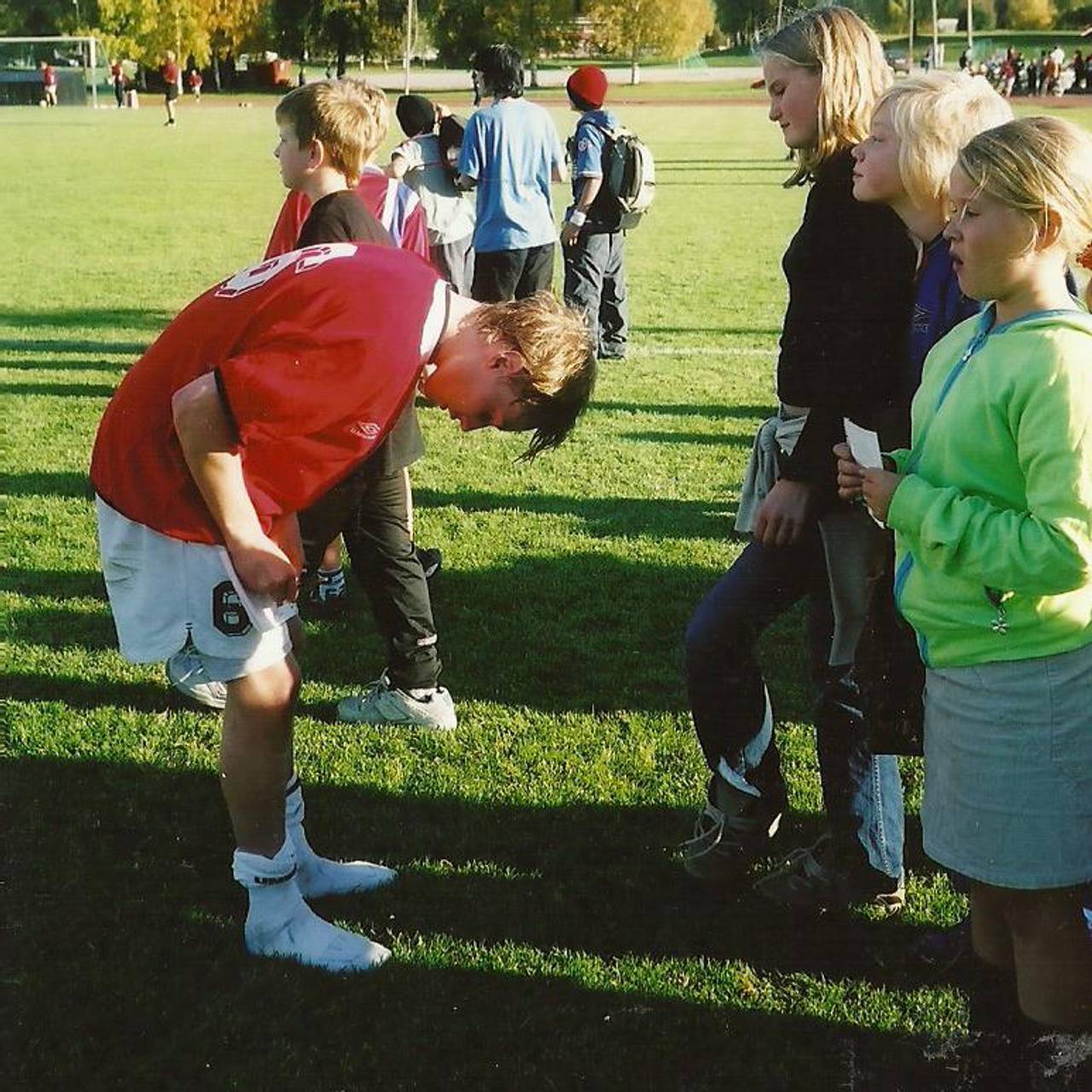 Bjørn signerer autografer etter kamp med G15-landslaget