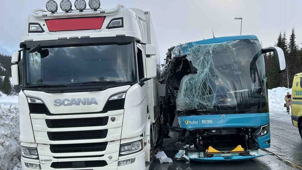 Kaos på E6 flere steder i Nordland: Vogntog-ulykker og innstilte fergeavganger