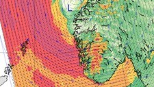 RETT MOT VESTLANDET: Ekstremværet Aina vil sende vinden rett inn mot land. Det er den vindretningen som gir størst skade på Vestlandet.