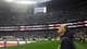 Paul Childs / REUTERS,NTB Thomas Tuchel ser opp mot en storskjerm på et fullsatt fotballstadion. (Bildebeskrivelsen er laget av en KI-tjeneste)